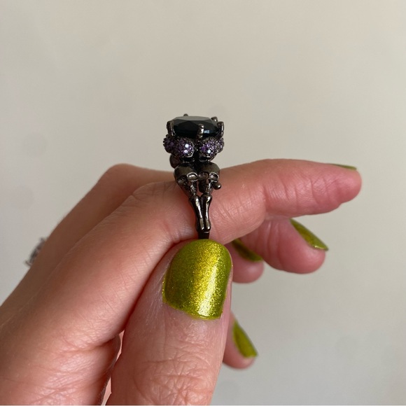 Dark 925 Silver Ring w Skull Heads and Purple Stone Accents & Black Center Stone - Picture 4 of 6